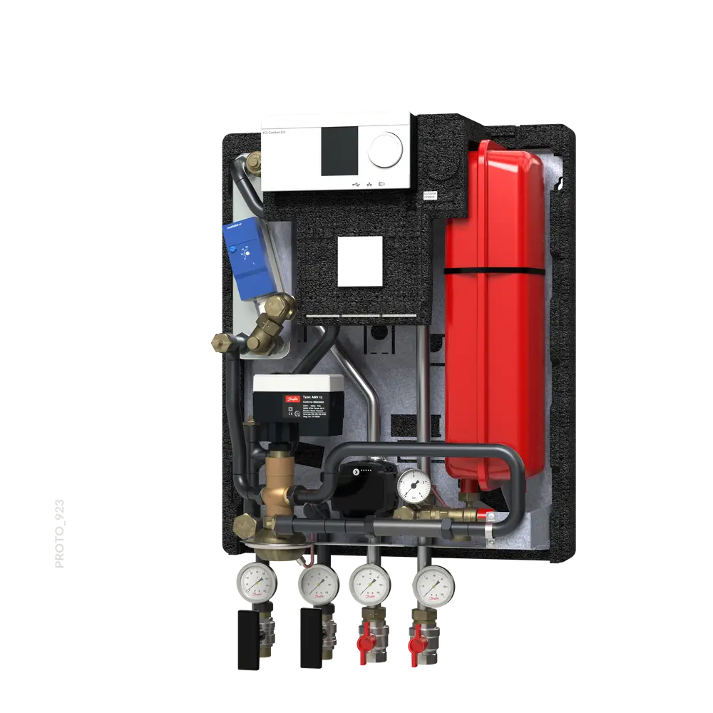 Hausstation mit verschiedenen Anschlüssen und Komponenten zur Heizungssteuerung, ausgestattet mit Elementen von Danfoss, darunter Druckanzeigen und Regelungseinheit.